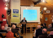 Uwe Brückmann begrüsst die Gäste